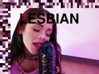 Kinky lesbian girls Riley Reid and Ryan Reid lick each other