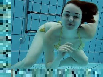 Shaved babe with big boobs Lada Poleshchuk underwater