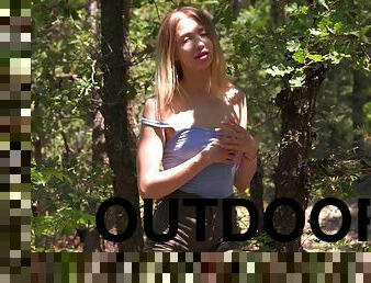 Video of solo model Dominica having fun in outdoors and moaning