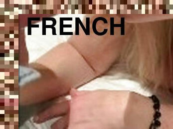 French Perverse suce avec passion et baise sans capote. Il jacule tout son sperme sur sa chatte