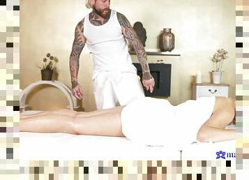 Tattooed masseur deep fucks married woman