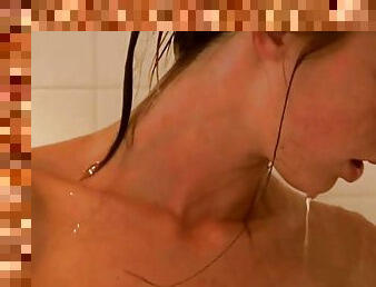 Hot BrookeSkye with natural tits rubbing wet at shower