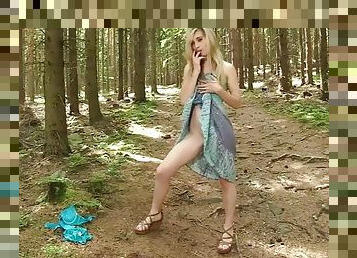 Sexy babe exposes her pussy in the woods