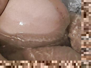 Mere francaise avec de gros seins prenant un bain pendant la grossesse