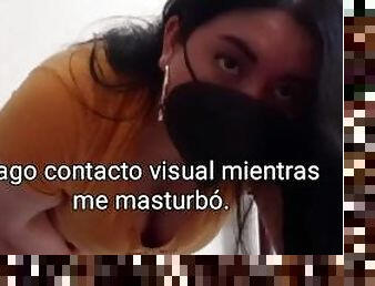 Hago contacto visual mientras me meto los dedos, muestro mis enormes senos,tetas naturales.