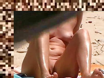 Voyeur beach video of nice naked girl