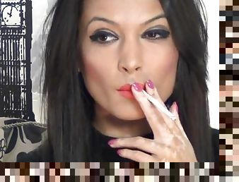 Lovely brunette babe fingers her pussy on the webcam