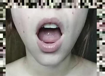 uvula branle toi sur ma langue sexy et crache ton sperme dans ma bouche