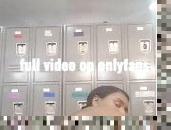 Juicy booty black girl twerks in lockeroom in secret