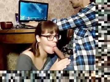 Blowjob for a gamer from an amateur girl