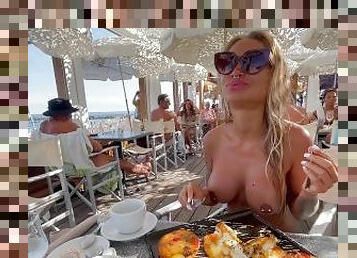 Shameless Monika Fox Came Naked To A Restaurant And Dined There In Public