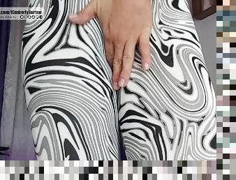 camel toe in leggins my pussy feels wet / In Leggings wird meine Muschi als Kamelfuß dargestellt