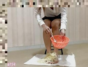 SLAVE TRAINING EAT SPAGHETTI ASIAN TEEN FEET