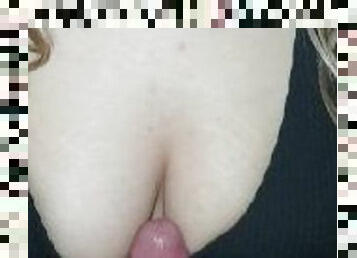 Mi amiga caliente me hace una paja y me corro en sus tetas