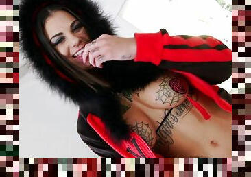 Bonnie Rotten and Sarah Shevon go anal in a threesome