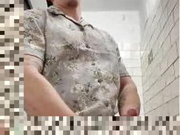 Semental se masturba en el urinal público esperando que venga el próximo macho a comerle su pollon