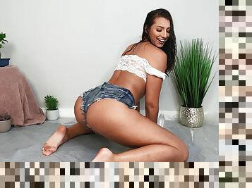 Solo beauty removes her jeans for more than just nudity