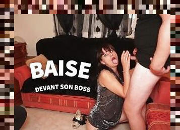 Je me fais baiser par mon mec devant son patron, il nous regarde baiser, voyeur pervers