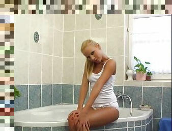 Vega Vixen masturbates in the tub as you hear her moan