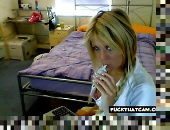 Hot blonde webcam bitch pleasures her cunt