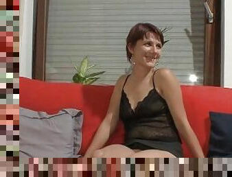 Kurzhaarige deutsche Milf von nebenan lässt sich beim Casting ficken