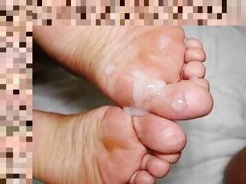 Cum on the soles of my feet - wenxram