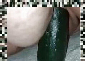 BBW eats cucumber with her ????