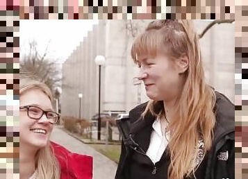 Holly und Ida haben heißen Spaß in der Unibibliothek