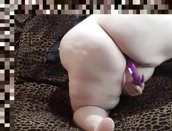 Bbw fucks pussy with toy