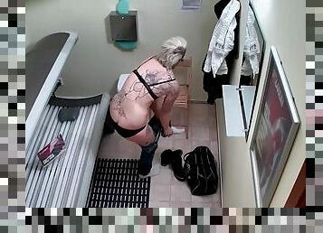 Tattooed amateur naked in the tanning bed