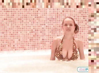 Paris Milan hot tub video is sexy