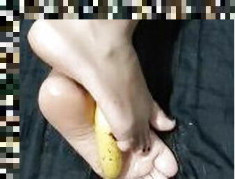 Toejob, ebony oiled soles make a footjob on a banana with this soft feet, playing feet