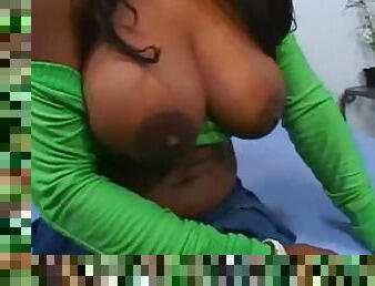 tetas-grandes, enorme, negra-ebony, negra, bragas, a-solas, tacones, calientapollas