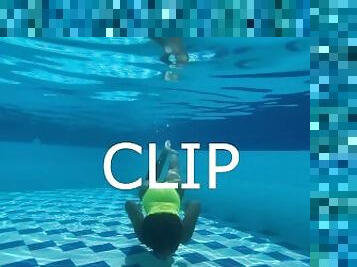 CLIP MY HAIR IN THE WATER