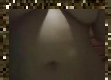 video casero real de sexy latina desnudandose. tetas naturales al aire