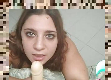 POV Ragazza italiana prende tutto il dildo in bocca