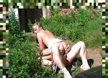 Outdoor fuck ends with facial