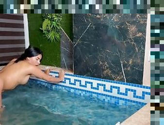 Caliente Latina Colombiana de 18 aos Follada Duro en la Piscina