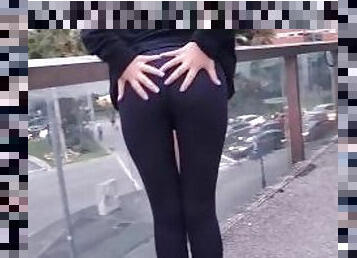 Ripping leggins outdoors and show pussy