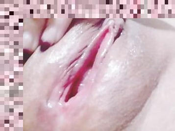 Disfruta y toca mi panochita caliente y ve como escurre su lechita vaginal