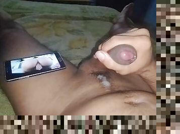 Chico Caliente Gimiendo Fuerte y Agitando Polla Hasta el Orgasmo Mientras Habla Sucio