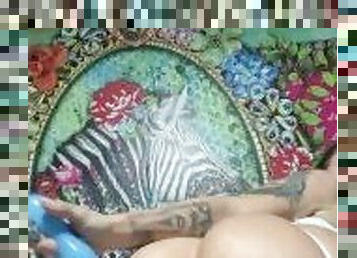 Morena tatuada con tetas grandes se masturba con dildo azul. Medusa