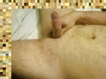 Jerking off in bed with a big cumshot. - Me pajeo en la cama y tengo una gran corrida.