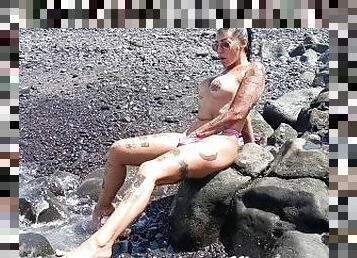 Mujer se masturba junto al mar