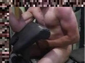 Arrogant little bodybuilder does dumb-bell curls, gets turned on by his muscles and shoots a load!