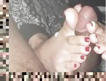 Amazing foot play relaxing too zooted to get hard smh but omg