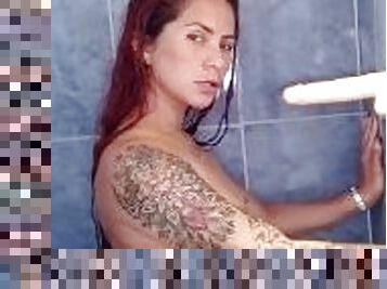 Laura Montenegro juguetona en la ducha