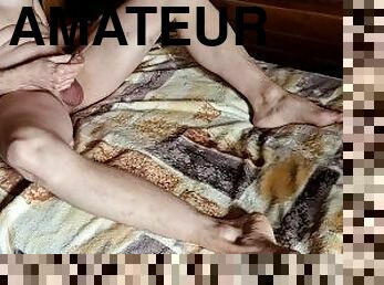 I piss and masturbate my cock with ejaculation on the bed