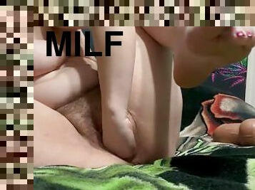Freaky MILF playing around inside her pussy!????