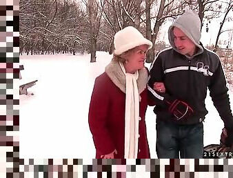 He helps an injured mature woman and licks her feet